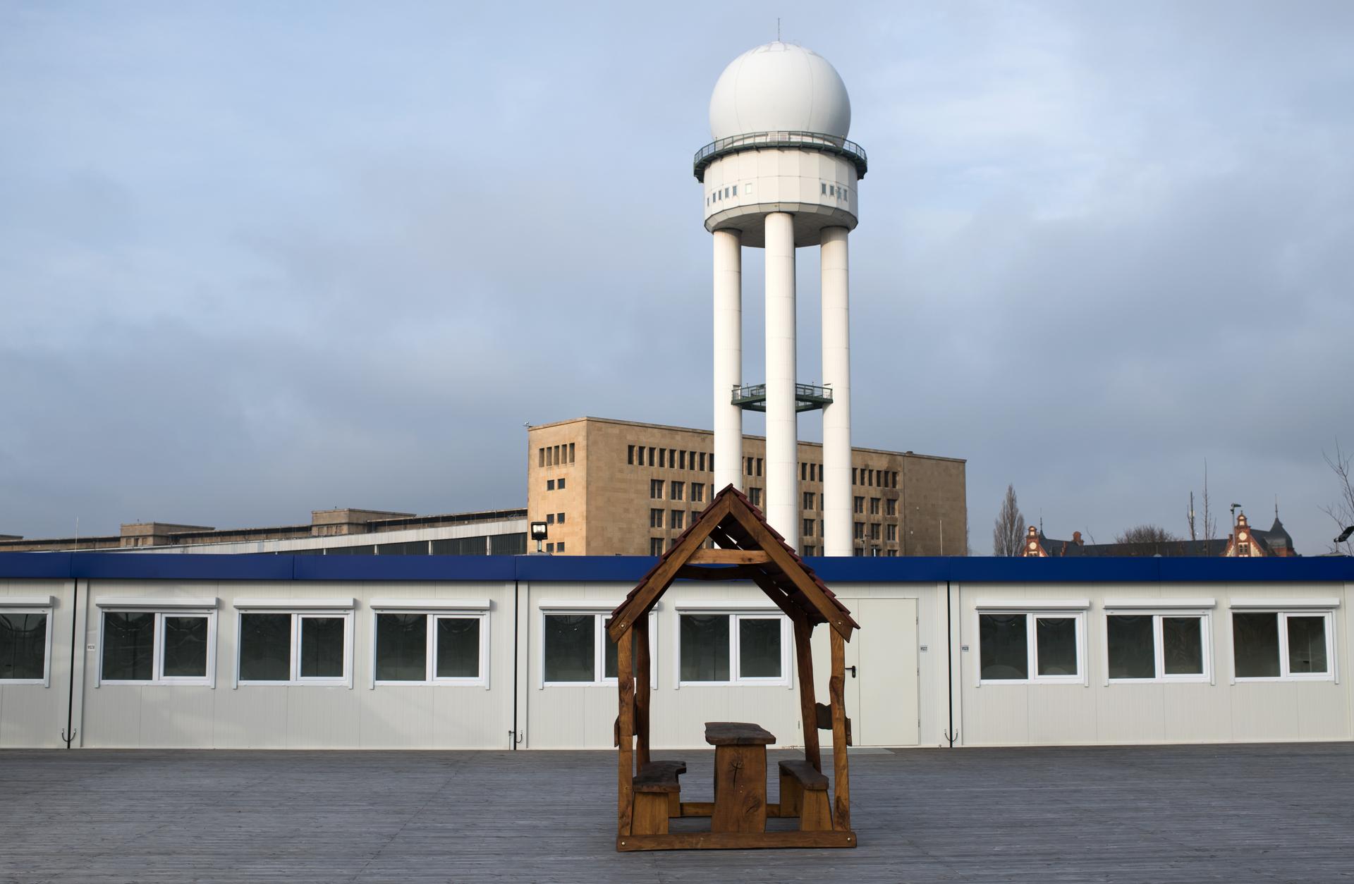 Flughafen Tempelhof Erste Fl Chtlinge Ziehen In Container Ein