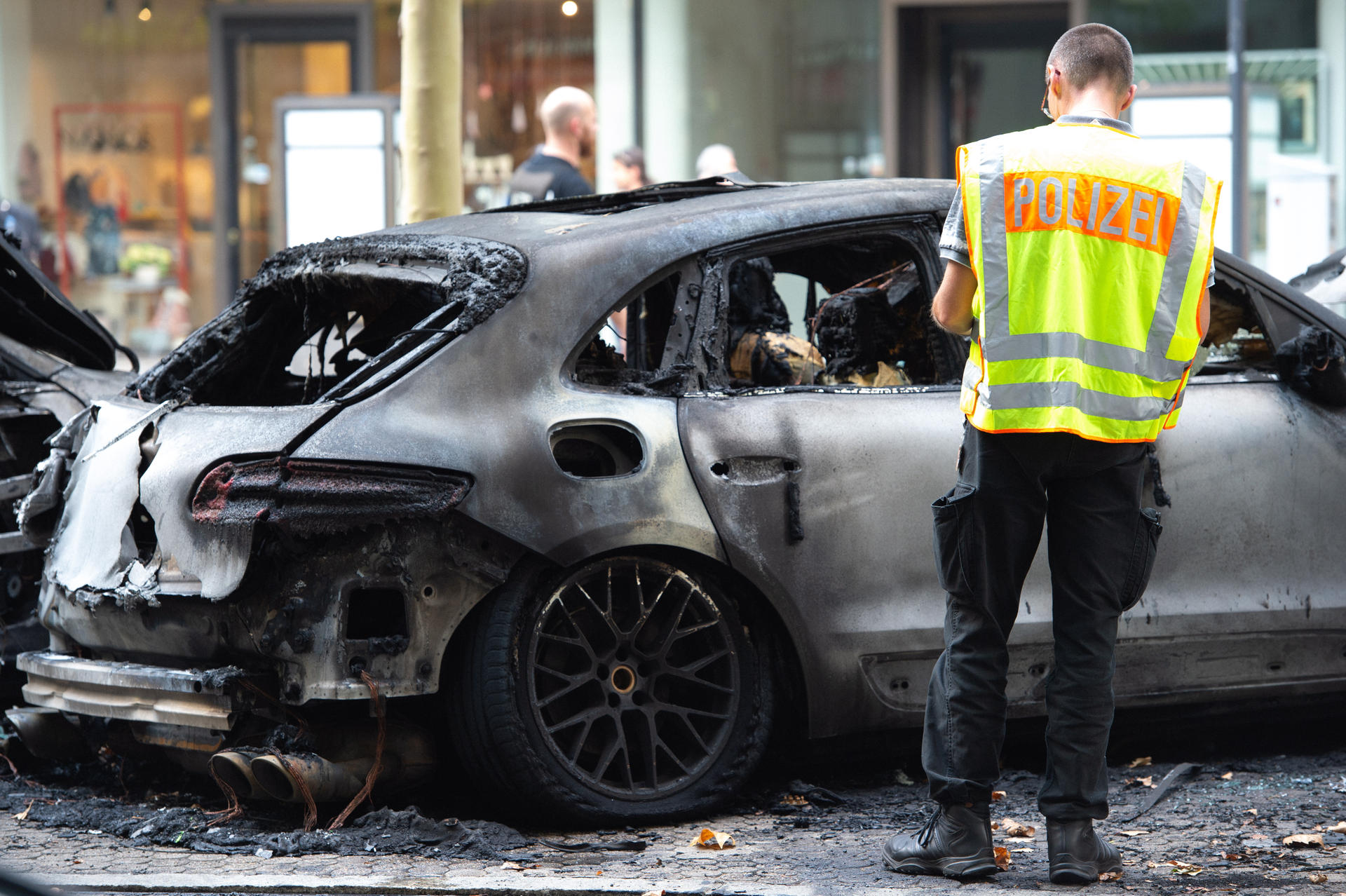 Feuer Drama auf den Kudamm Polizei schließt links motivierten Anschlag