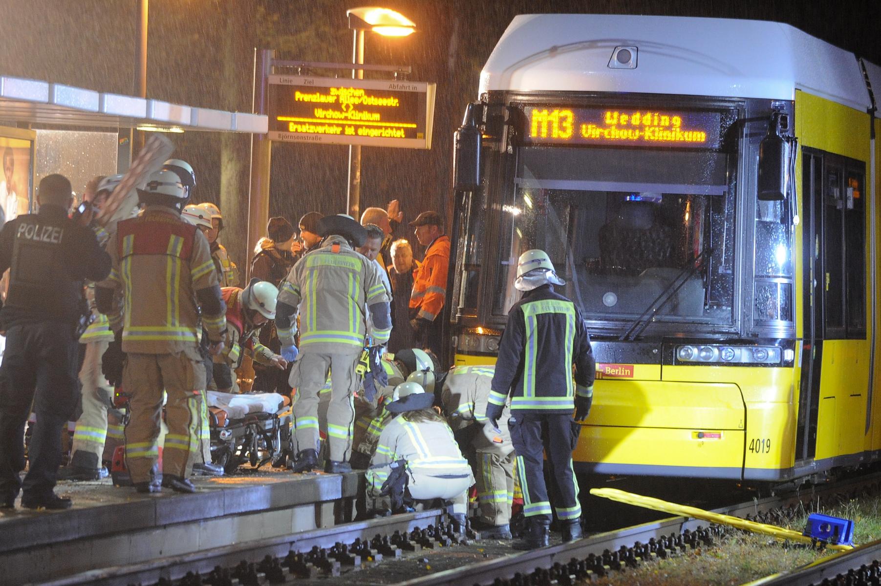 Tram überfährt Mann in Berlin Prenzlauer Berg an der Bornholmer Straße