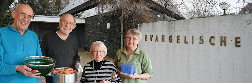 Christian Luthardt, Bernd Nowack, Silvia Podgora und Brigitte Stelzer (v.l.n.r.) kochen für Einsame.