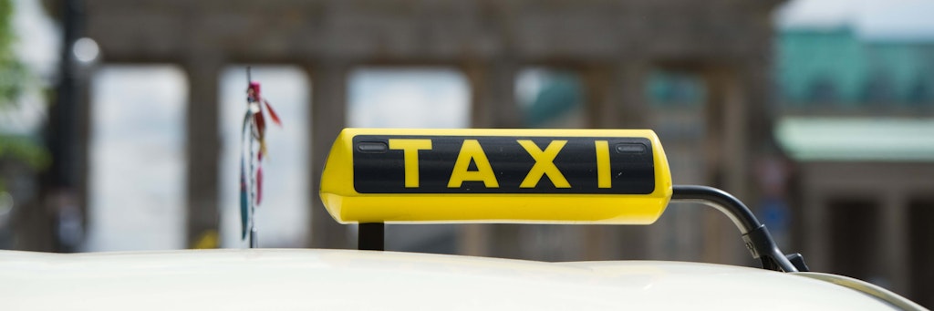 Ein Taxi vor dem Brandenburger Tor.