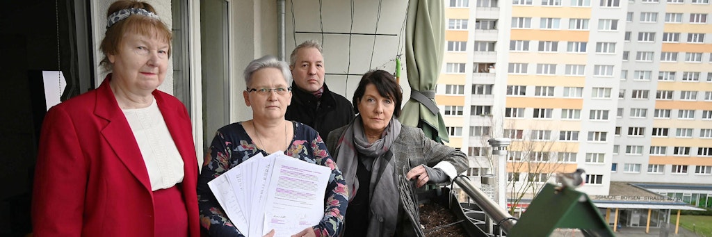 Die Anwohner auf dem Balkon in der Wilhelm-Guddorf-Straße. Sie haben Unterschriften gegen den Lärm gesammelt. Von links: Christa Grudner (83), Suse Loeffler(56), Dirk- Toralf Bräuer (51) und Sabine Weiß.