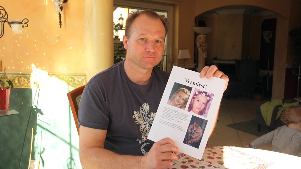 Die Familie (hier Vater Bernd Reusch) sucht mit diesen Fotos nach ihrer Tochter.