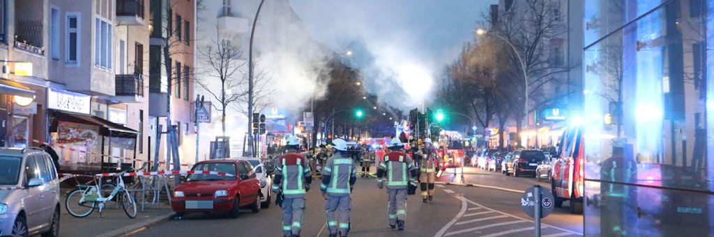 Die Hermannstraße wurde großräumig abgesperrt. 150 Feuerwehrkräfte waren im Einsatz.