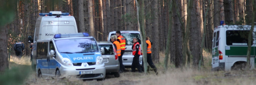 Einsatzkräfte im Wald auf der Suche nach Rebecca.