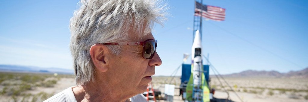 Stuntman Michael Hughes alias „Mad Mike“ vor einer seiner selbstgebauten Rakete.