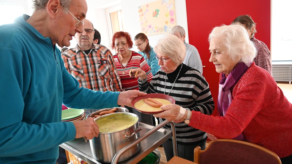 Christian Luthardt teilt das Essen aus. Früher war er Lehrer.