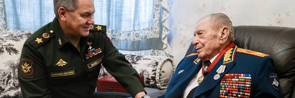 Minister Schoigu ehrt Jasow mit einem Orden.