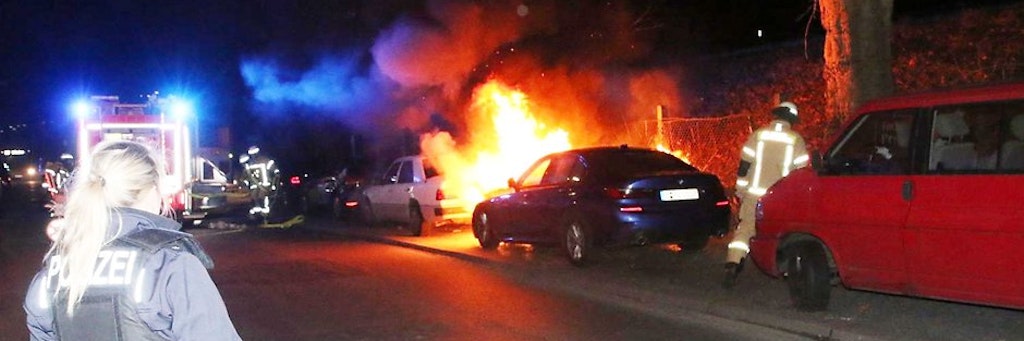 Die Flammen vernichteten den BMW.