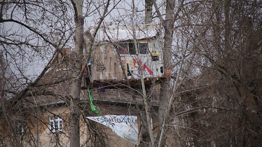 Auch Gegner der Bebauung der Rummelsburger Bucht haben ein Camp aus Hütten und Wohnwagen aufgebaut.