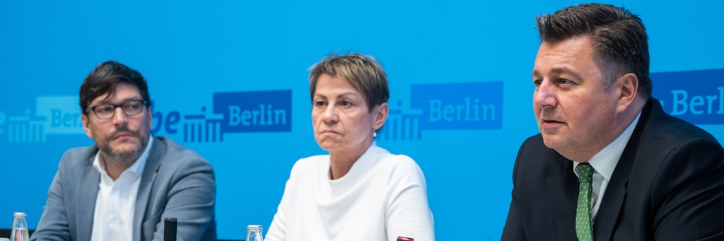 Dirk Behrendt (Bündnis 90/Die Grünen, l), Berlins Senator für Justiz, Verbraucherschutz und Antidiskriminierung, Elke Breitenbach (Die Linke, M), Senatorin für Integration, Arbeit und Soziales, und Andreas Geisel (SPD), Innensenator von Berlin.