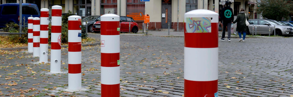 Die Poller des Anstoßes: eine der drei Straßensperren im Kiez.