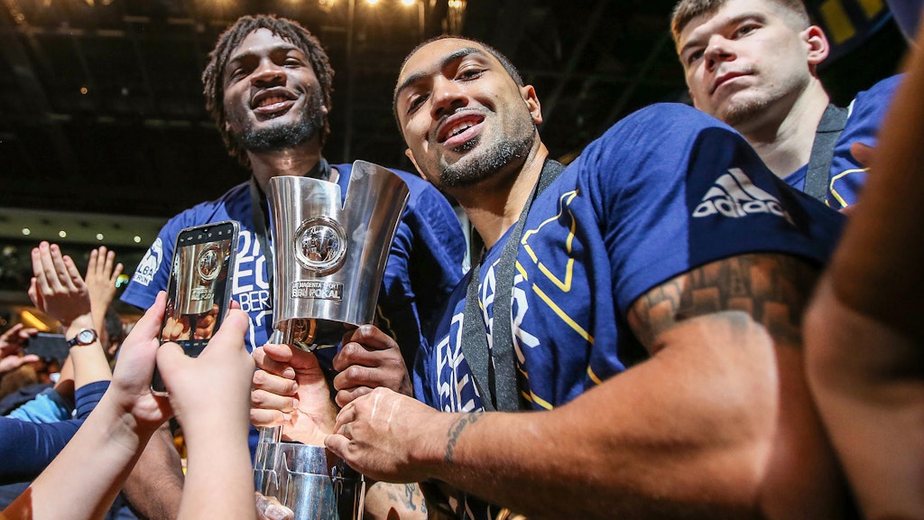 Selfies für die Fans mit dem Pott: Landry Nnoko und Peyton Siva feiern den Pokalsieg.