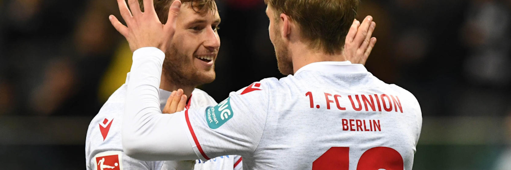Sebastian Andersson (r.) klatscht mit Vorbereiter Christopher Lenz ab.