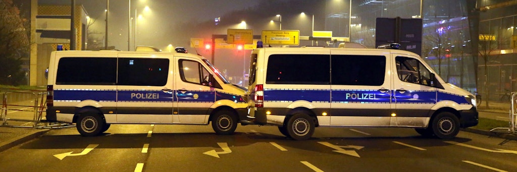 Bei einer Ausbreitung der Seuche wie in Norditalien wäre auch in Berlin die Abriegelung von Kiezen durch die Polizei möglich (Symbolfoto). 