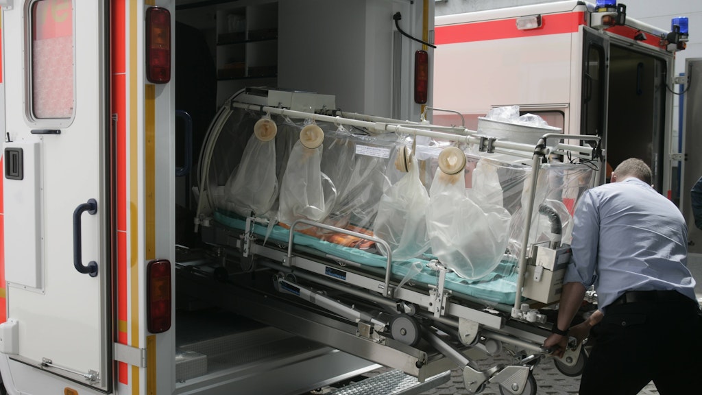 Die Feuerwehr ist mit einer speziellen Isolationsbox ausgerüstet, in der hochinfektiöse Patienten transportiert werden können.