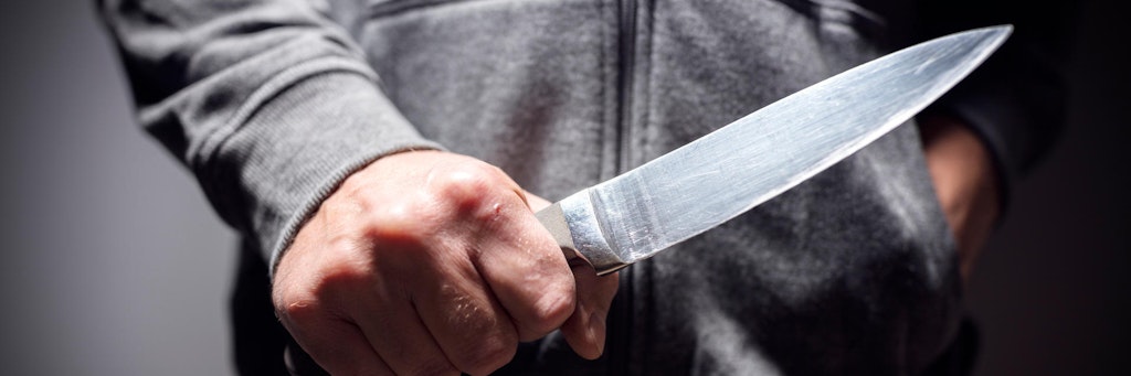 Ein Mann mit einem Messer (Symbolbild).