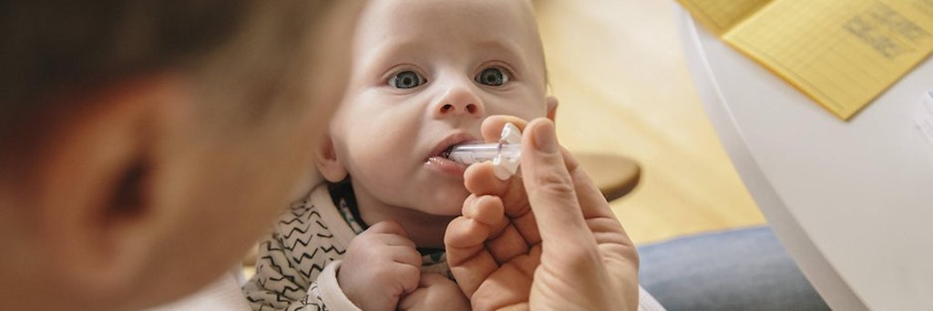 Ein drei Monate altes Baby wird beim Arzt mit einer Impfung versorgt.