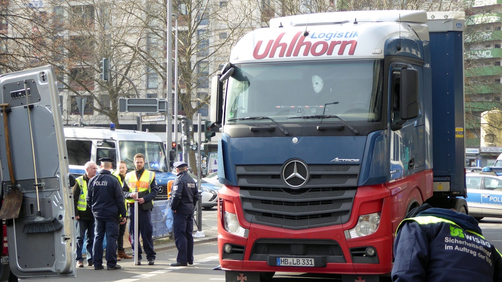 Bei dem Unfall mit dem Sattelzug starb eine Fußgängerin am Kottbusser Tor. 