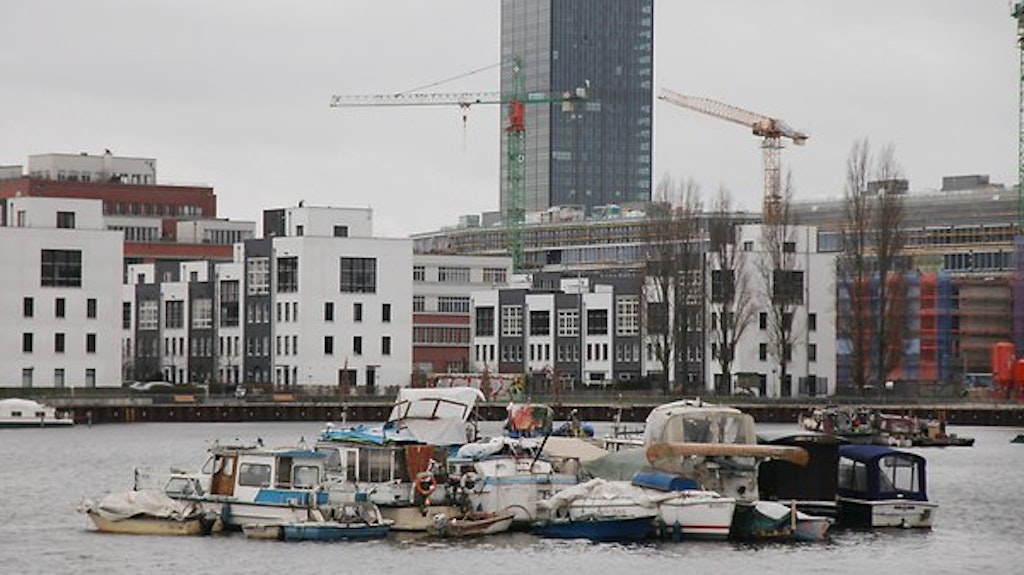 Aneinander gekettet liegen diese alten Kähne in der Bucht. Den Behörden ist das Boots-Camp schon lange ein Dorn im Auge.