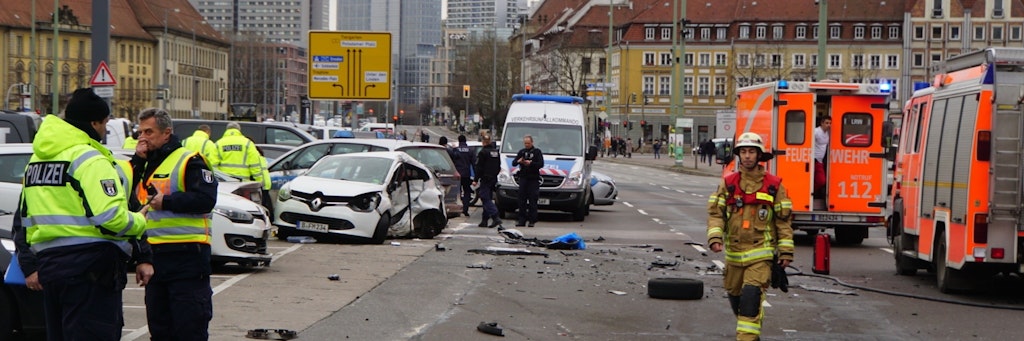 Die Unfallstelle am Alexanderplatz kurz nach dem tödlichen Crash.