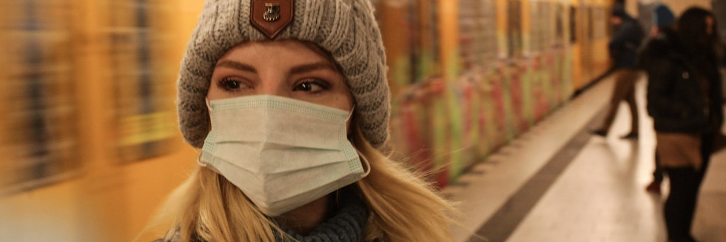 Auch in der Berliner U-Bahn sind bereits Menschen mit Atemschutzmasken zu sehen.