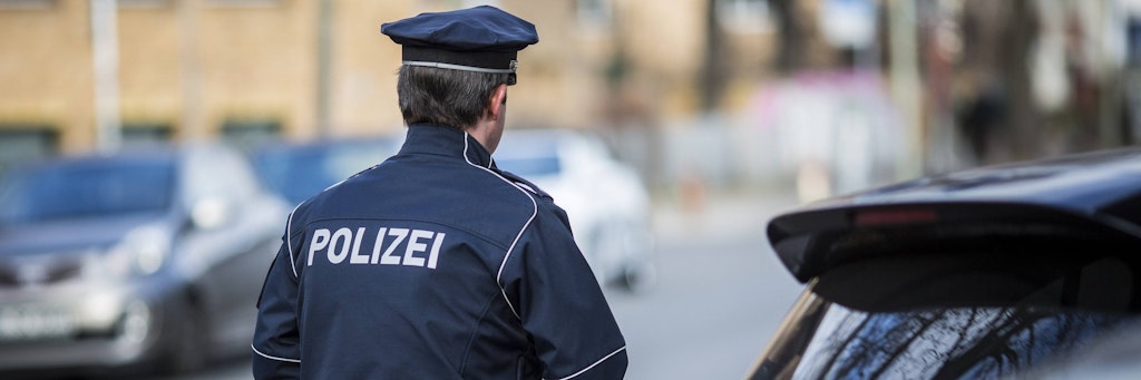 Ein Berliner Polizist in „normaler“ Uniform. Für den Umgang mit Kranken genügt sie nicht.