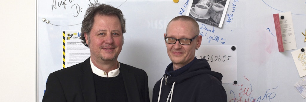 Housing First-Mitarbeiter Sven Böwe (li.) hat Sven K. gerade eine neue Wohnung besorgt.