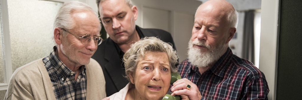 Helga (Marie-Luise Marjan) mit Hans Beimer (Joachim H. Luger, l.), Benny Beimer (Christian Kahrmann, hinten) und Erich Schiller (Bill Mockridge)