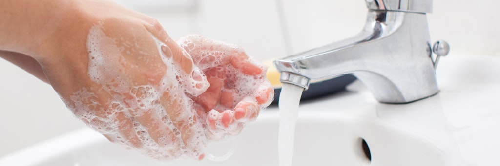 Regelmäßiges und gründliches Händewaschen mit Seife hilft dabei, die Gesundheit zu schützen - vor einer Grippe ebenso wie vor dem Sars-CoV-2-Virus.