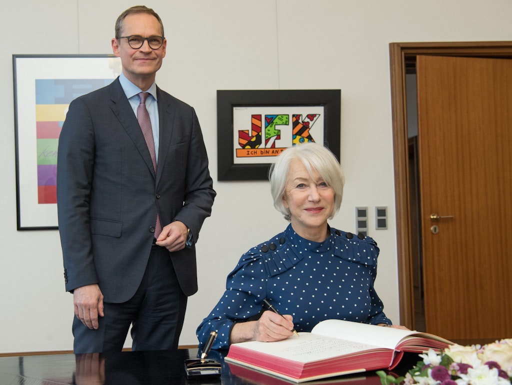 Schauspielerin Helen Mirren trägt sich im Beisein von Michael Müller (SPD) in das Gästebuch von Berlin ein.