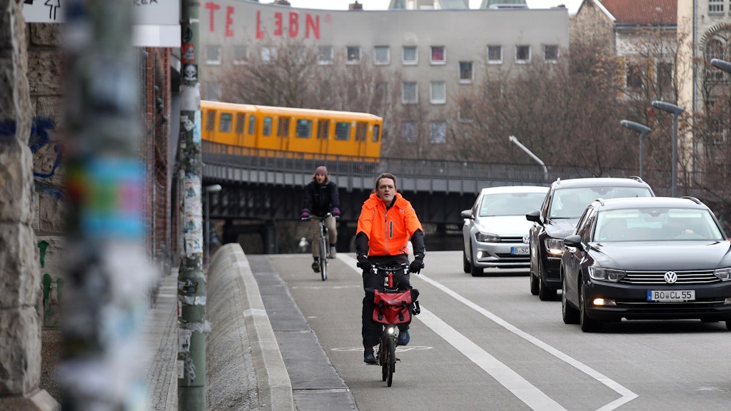 Stress um neue Gestaltung des Straßenraums auf der Oberbaumbrücke: Radfahrer beklagen Gefahren durch neue Markierung.