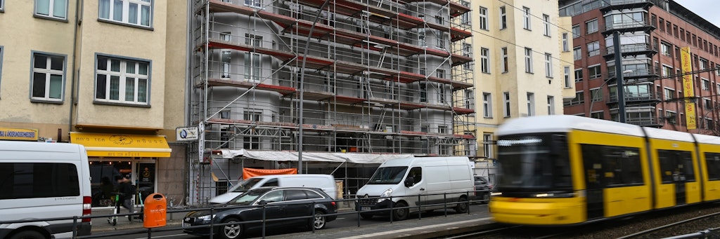 Das Baugerüst steht noch, aber endlich können Luft und Licht durch die Fenster dringen.