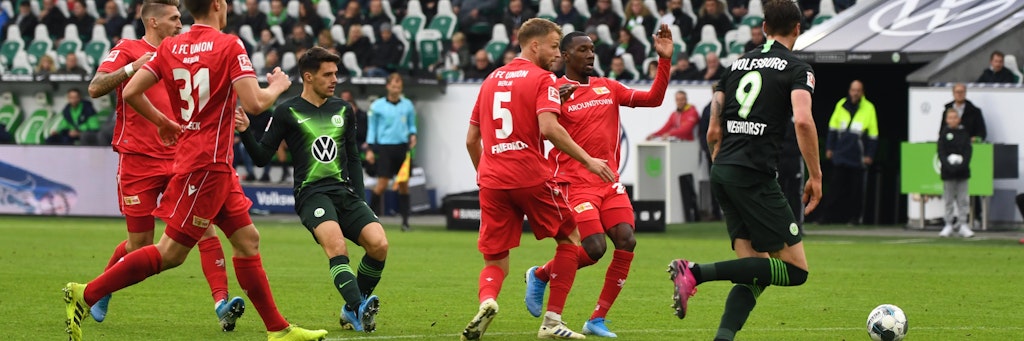 Fussball, Herren, Saison 2019/20, 1. Bundesliga (7. Spieltag), VfL Wolfsburg - 1. FC Union Berlin (1:0), v. l. Robert Andrich (1. FC Union), Keven Schlotterbeck (1. FC Union Berlin), Josip Brekalo (Wolfsburg), Marvin Friedrich (1. FC Union), Sheraldo Becker (1. FC Union), Wout Weghorst (Wolfsburg), Pass von Brekalo auf Weghorst vor dem Tor zum 1:0, 06.10. 2019, Foto: Matthias Koch