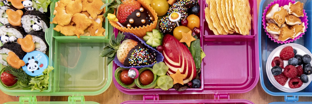 Cracker, Dip und Gemüse. Je vielfältiger die Essensboxen, desto gern wird der Inhalt von den Kinder verputzt. Auf Facebook tauschen Eltern ihre Ideen aus.