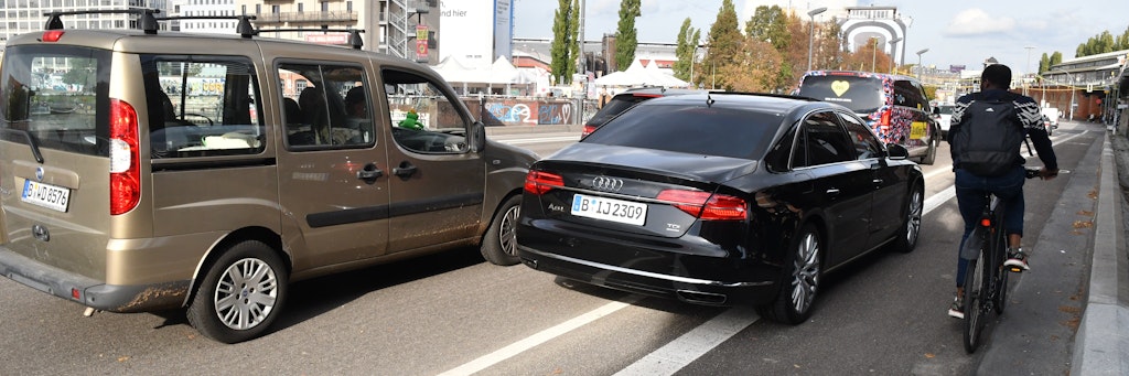 Hoppla, wer kommt mir da nahe? Immer wieder weichen Autos auf den Radfahrstreifen auf der Brücke aus.