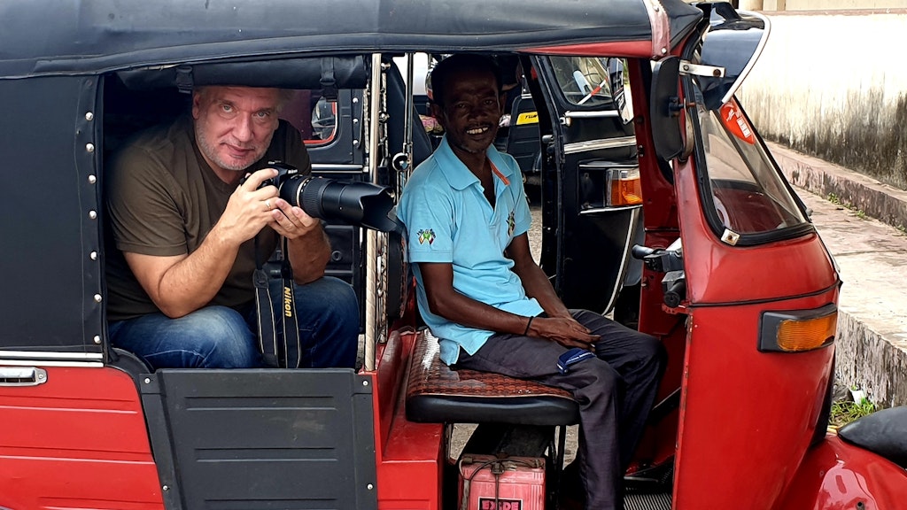 Auch bei der Arbeit: Unser Autor Wolfgang Stürzbecher mit Tuk-Tuk-Fahrer Lala auf Tour in Thiranagama.