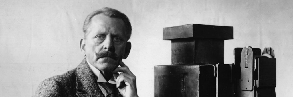 Max Skladanowsky (1863–1939) mit seiner Erfindung, dem Filmprojektor Bioscop