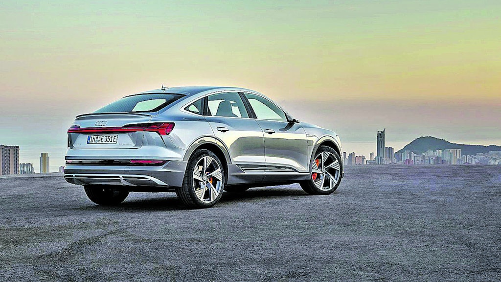 Der Audi E-Tron ist als Elektroauto mit Crossover-Karosserie die Konkurrenz zu Tesla.