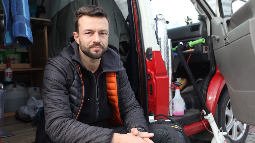 Für Messebauer Stanley G. (37) war alle Arbeit umsonst. „Ich hatte 80 Prozent aufgebaut, muss jetzt alles wieder abreißen“, sagt er. Hinzu käme der Verdienstausfall von fünf Tagen. Trotzdem findet er die Absage der Messe vernünftig.