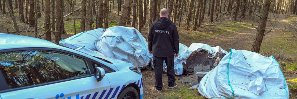 Brandenburg, Groß Schönebeck: Ein Mitarbeiter der Barnimer Müll-Streife steht in einem Wald vor illegal entsorgten Big Bags voller Dachpappe und weiterem Bauschutt. Brandenburg hat ein wachsendes illegales Müllproblem. Vor allem gefährliche Abfälle inklusive Bauschutt landen in großem Stil bei Nacht und Nebel in der Landschaft.