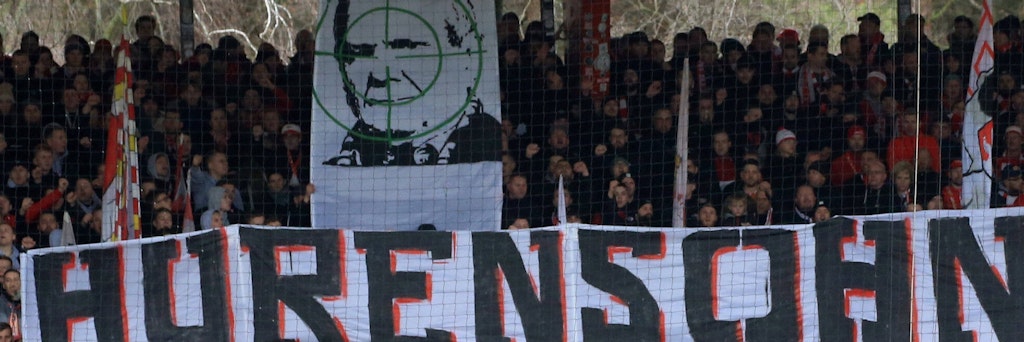 Das beleidigende Banner auf der Waldseite.