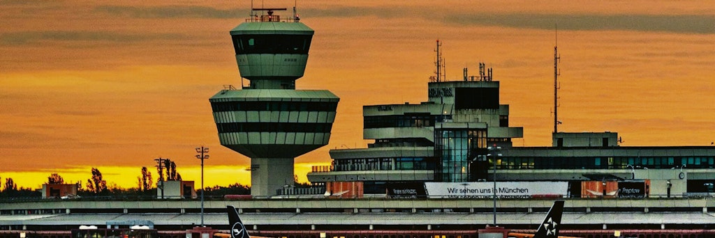 Flugzeuge stehen auf dem Rollfeld des Flughafens Berlin-Tegel.