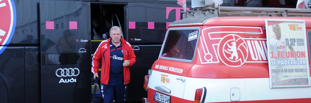 Bild mit Symbolkraft: Bayern-Co-Trainer Hermann Gerland steigt aus dem großen Bus der Münchner und läuft auf den Union-Barkas zu.