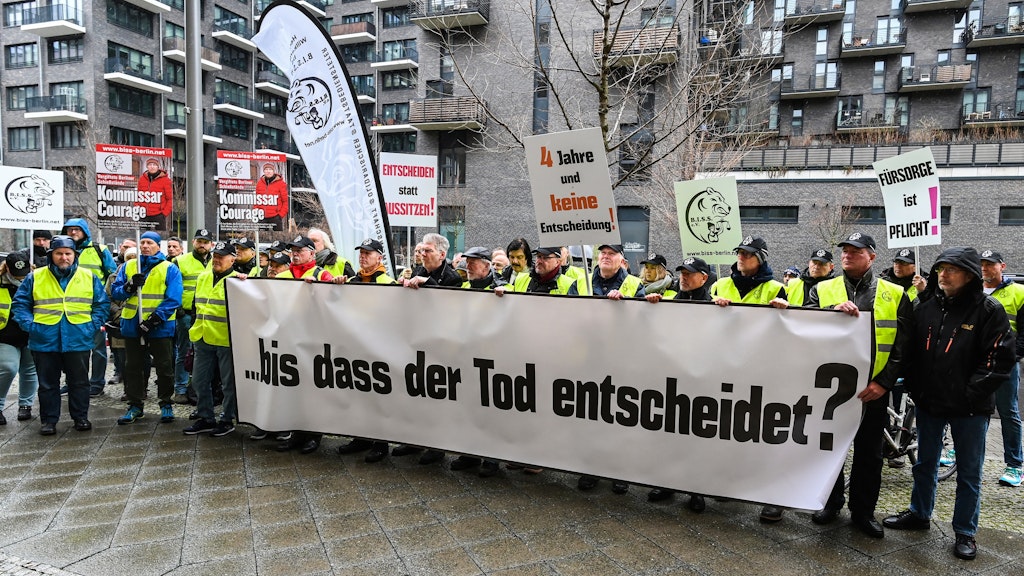 Polizisten demonstrieren für den krebskranken und im Sterben liegenden SEK-Mann Werner Sintic.