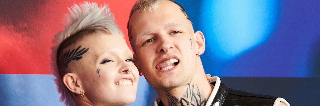 Zur Premiere von „9 Tage wach“ zeigten sich Eric und seine Frau Edith mit neuem Punklook.