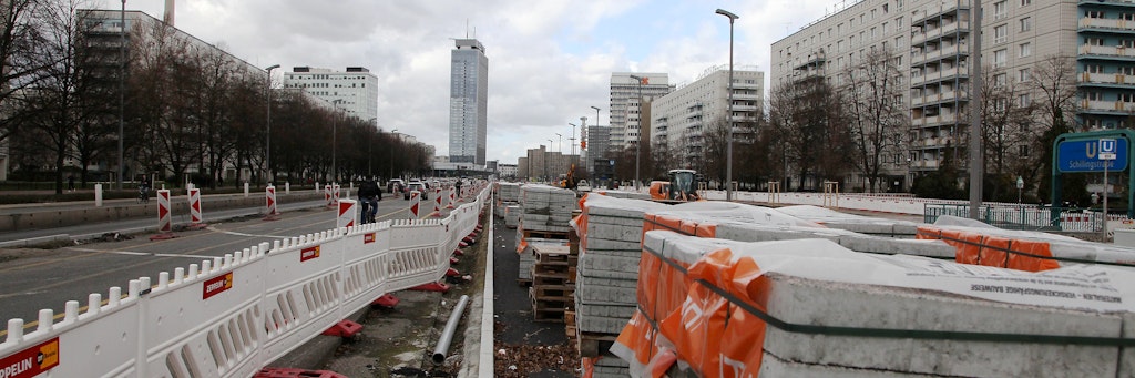 Die Karl-Marx-Allee: Der Mittelstreifen wird noch im Sommer zum Grünstreifen.