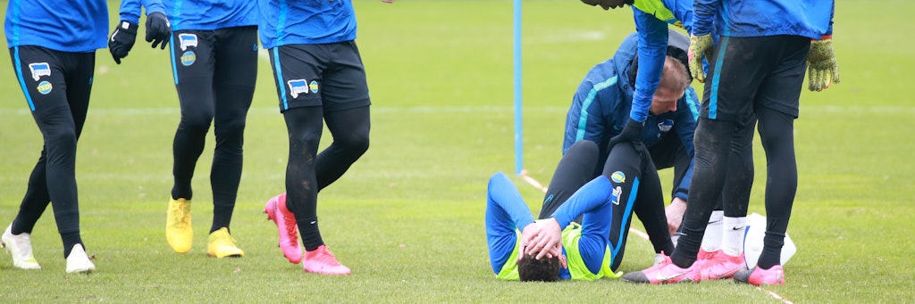 Niedergeschlagen: Herthas Stümrer Matheus Cunha (20) verletzte sich am Donnerstag im Training. 