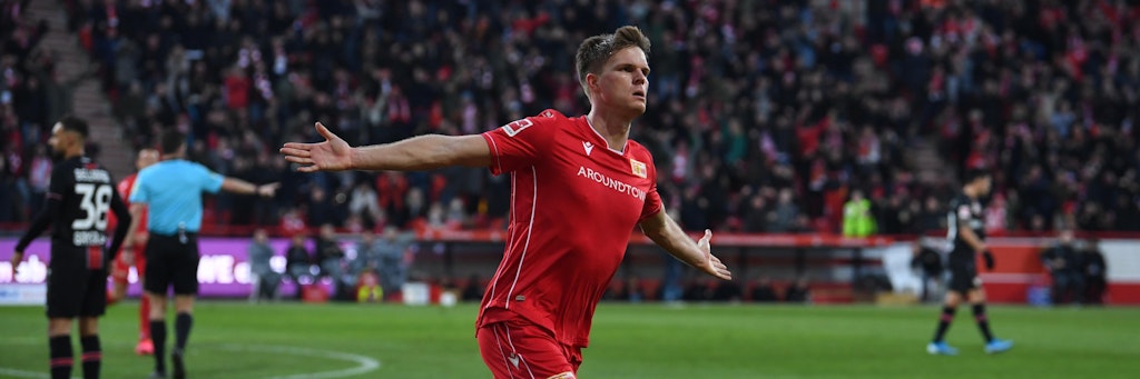 Marius Bülter lässt sich für das 2:2 gegen Bayer Leverkusen feiern.