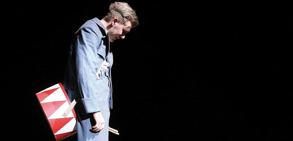 Nico Holonics als Oskar Matzerath in „Die Blechtrommel“